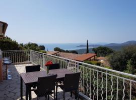 Villa mit großartigem Panoramablick auf das Meer und direkt am Pool，位于拉克鲁瓦瓦尔梅的别墅