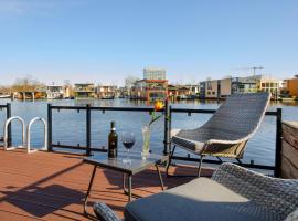 Houseboat studio with canalview and free bikes，位于阿姆斯特丹世界时装中心附近的酒店