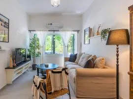 Arty Haven - Spacious 3-BR House in Larnaca