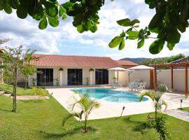 Suites Bougainville，位于卡瓦坎特的带泳池的酒店