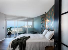 Seaview Stylish Apartment with Balcony，位于荷兹利亚Gazebbo Beach Club附近的酒店