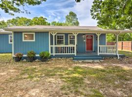 Table Rock Lake Retreat < 1 Mi to Boat Launch，位于Golden的酒店