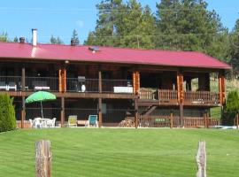 Kamloops Log Home Bed and Breakfast，位于坎卢普斯的酒店