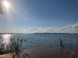 Sunny Private Beach，位于巴拉通雷勒的酒店