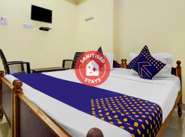 SPOT ON 73434 Sharavana Lodge，位于Karīmnagar的酒店