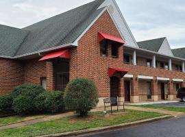 Red Roof Inn & Suites Cornelius - Lake Norman，位于科尼利厄斯的酒店