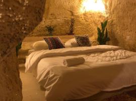 7 Caves Hotel，位于Al Jāyah的ä½å®¿åŠ æ—©é¤æ—…é¦†