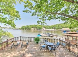 Waterfront Lake Ozark Pad Fishing and Boat Dock!，位于奥沙克湖的酒店