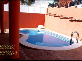 Agradable chalet con piscina en Sierra d'Espadan，位于Tales的度假屋