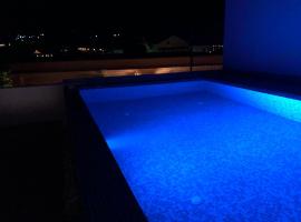METROPOLIS Argostoli House/villa with garden & pool-jacuzzi，位于阿尔戈斯托利翁的酒店