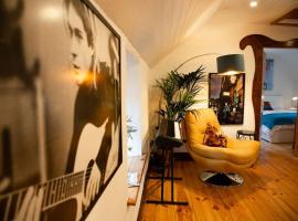Cosy Apartment/ Explore The Area/Enjoy our Pub，位于Headford的酒店
