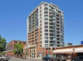 Modern 2 bedroom ocean views Victoria downtown free parking