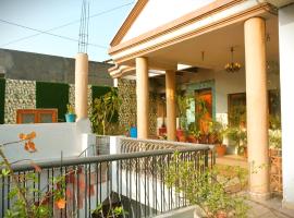 Malaiya Homestay - Grandeur Living Experience，位于贾巴尔普尔的酒店