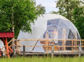 Brancoveanu Glamping，位于Văratici的豪华帐篷营地