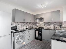 Tms Lovely 3 Bed House-Tilbury-Free parking，位于提伯利的酒店