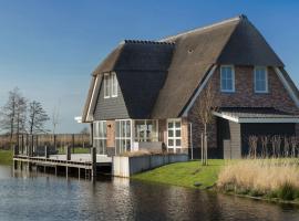 Beautiful, thatched villa with a sauna at the Tjeukemeer，位于Delfstrahuizen的带停车场的酒店