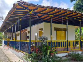 Casa Finca Villa Luz a 800 mts del Parque del Café，位于蒙特内哥罗的酒店