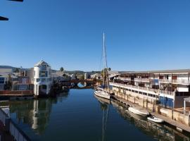 Belle View @ Knysna Quays，位于克尼斯纳Featherbed Boat Cruises附近的酒店