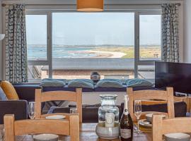 Pass the Keys Sea View Apartment in centre of Rhosneigr，位于罗斯奈格尔的公寓