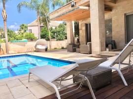 WONDERFUL LUXURY VILLA AT HERZLIYA PITUACH，位于荷兹利亚的酒店