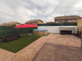 Warner,piscina, aire ac, barbacoa, chillout, 400m patio，位于塞塞尼亚的酒店