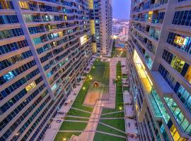 Octavius Holiday Home, Large 2 Bedroom Apartment near Global Village & Outlet Mall，位于迪拜Emirates Aviation University附近的酒店