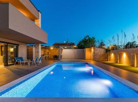 Luxuriöse Villa mit privatem Pool und Sonnenterrasse，位于Valbandon的酒店