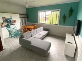 Apartamento no Guarujá, a poucos minutos da praia，位于瓜鲁雅Iatch Club of Santos附近的酒店