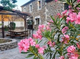 Hôtel du cros d'Auzon，位于Saint-Maurice-dʼArdèche的度假村