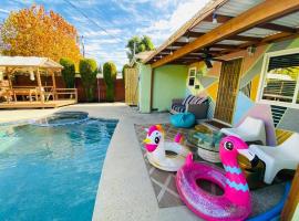 Endless summer in LA *HEATED POOL/HOT TUB/CABANA*，位于Van Nuys - VNY附近的酒店