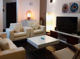 Great Location Living, Modern 2-Bed Apartment with Pool & Gym Access, All Amenities，位于斯里贾亚瓦德纳普拉科特马哈拉加马火车站附近的酒店