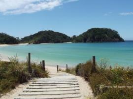 Matapouri bach - beautiful Northland beach，位于玛塔普利的酒店