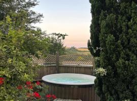 Gorgeous Country Cottage on outskirts of Bath with Wood Fired Hot Tub，位于Midford的带按摩浴缸的酒店