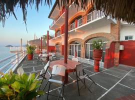 Traditional Sierra Leon Oceanfront Rooms - Adults Only，位于巴亚尔塔港的酒店