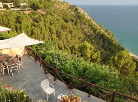 VILLA ROMANTIC COVE vista mozzafiato sul mare，位于拉蒂纳的度假屋