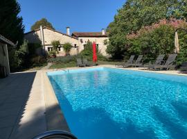 Uniquely Private Holiday Villa in the Charente，位于Puyréaux的酒店