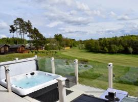 Hot Tub Lodge Percy Wood Golf Course，位于Swarland的度假屋