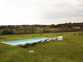 Mas Goy, casa rural con piscina，位于赫罗纳的乡间豪华旅馆