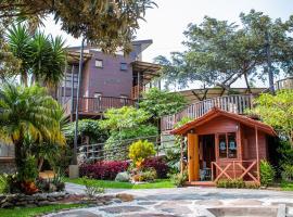 波科波科酒店 - 哥斯达黎加，位于蒙泰韦尔德哥斯达黎加的带泳池的酒店
