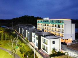 SN Hotel Daecheon，位于保宁市金寺里圣堂附近的酒店