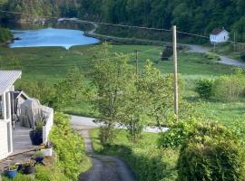 Anneks i naturskjønne Gitlevåg，位于灵达尔的公寓