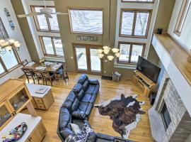 Bright Cecil Home with Boat Dock and Lake Access!，位于Shawano的酒店