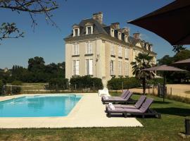 Château La Mothaye - self catering apartments with pool in the Loire Valley，位于Brion的带停车场的酒店