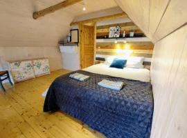 Self check-in Attic Suite next to Hiking Trails，位于Kärde的酒店