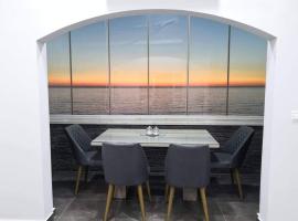 Big Seafront Apartment in Saida Lebanon，位于塞伊达的酒店