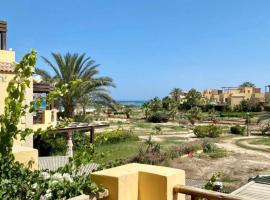 A sea view spacious cheering 5 bedroom villa Ain Sokhna "Ain Bay" فيلا كاملة للإيجار قرية العين باي，位于艾因苏赫纳的度假屋