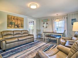 Walk to Swifts Beach! Classic Cottage with Deck，位于瓦尔汉的酒店