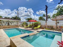 Breezy Naples Home with Private Outdoor Pool!，位于那不勒斯的酒店