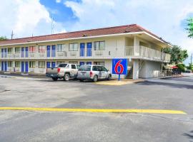 Motel 6-Huntsville, TX，位于亨茨维尔的酒店