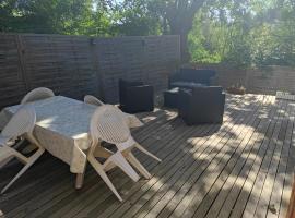 REZ DE CH avec terrasse et parking Appartement 2 ch à Lurs，位于吕尔的酒店